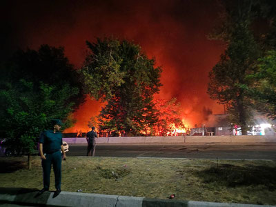 'Toshkent viloyatidagi "Uch qahramon" bozori alanga ichida qoldi'ning rasmi