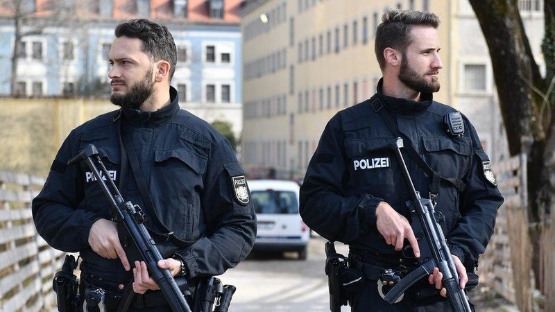 'Germaniya politsiyasi yomon sharoit va "uyatli" patrul mashinalaridan shikoyat qildi'ning rasmi