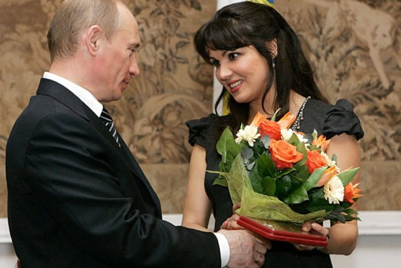 '"Qirollik Opera uyi Putinga aloqador rossiyalik soprano tufayli bosim ostida"'ning rasmi