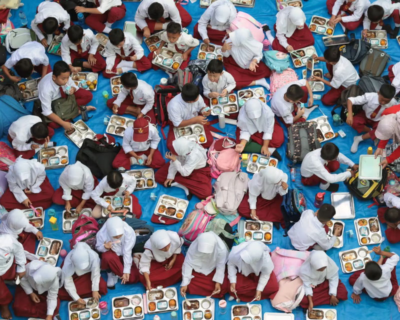 Image of 'In Indonesia, more than 360 children were poisoned by free school lunches.'