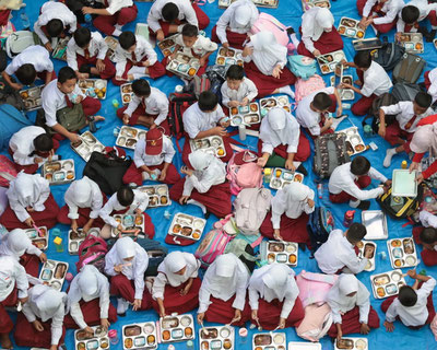 Image of 'In Indonesia, more than 360 children were poisoned by free school lunches.'
