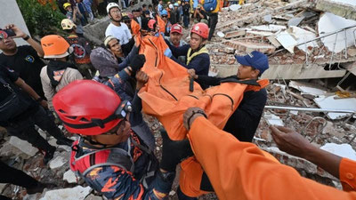 Image of 'Worshippers in Indonesia trapped under earthquake rubble'