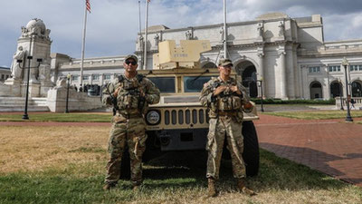 Image of 'National Guard members in Washington were allowed to carry weapons.'