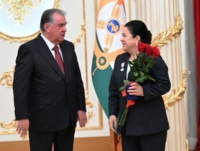 'Имомали Раҳмон мамлакат мустақиллиги арафасида қизини ҳам мукофотлади'ning rasmi