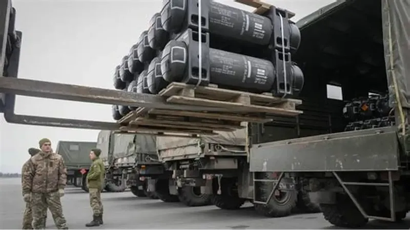'AQSh Ukrainaga 825 million dollarlik qurol-yarogʻ sotishni maʼqulladi'ning rasmi