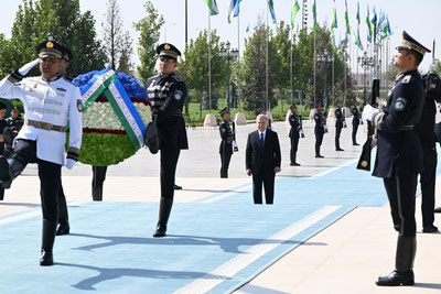 'Shavkat Mirziyoyev Mustaqillik monumenti poyiga gulchambar qo‘ydi'ning rasmi