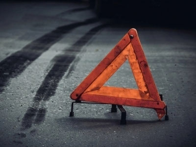 Image of 'Three vehicles were involved in a traffic accident in the orchard.'