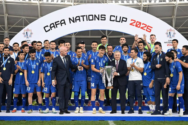 'Мирзиёев Ўзбекистон футболчиларига “CAFA Nations Cup” кубогини топширди'ning rasmi