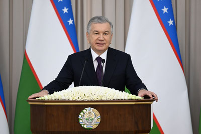 'Президент Ўқитувчи ва мураббийлар куни арафасида соҳа ходимлари билан мулоқот ўтказмоқда'ning rasmi
