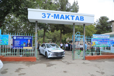 'Мирзиёев Наманган ва бухоролик икки нафар ўқитувчига машина совға қилди'ning rasmi