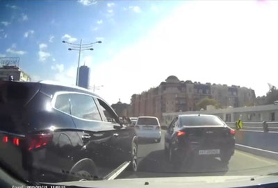 Изрображение 'Водители BYD и Gentra устроили драку посреди проезжей части в Ташкенте'