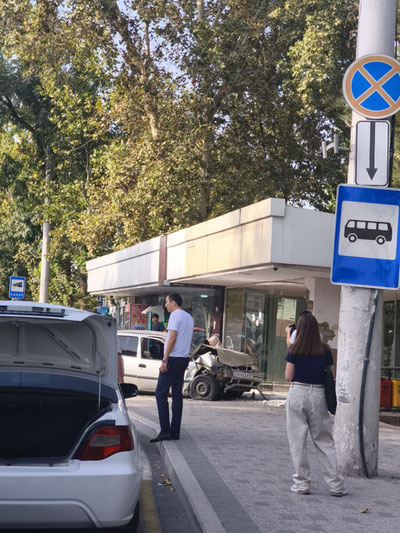 Изрображение 'В Сергели водитель "Нексии" врезался в автобусную остановку'