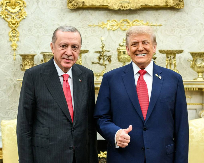 'Nyü-Yorkda yaxshi mezboshlik ko‘rsatmasgan Trump Erdo‘ğanni “og‘zidan bol tomib maqtadi”'ning rasmi
