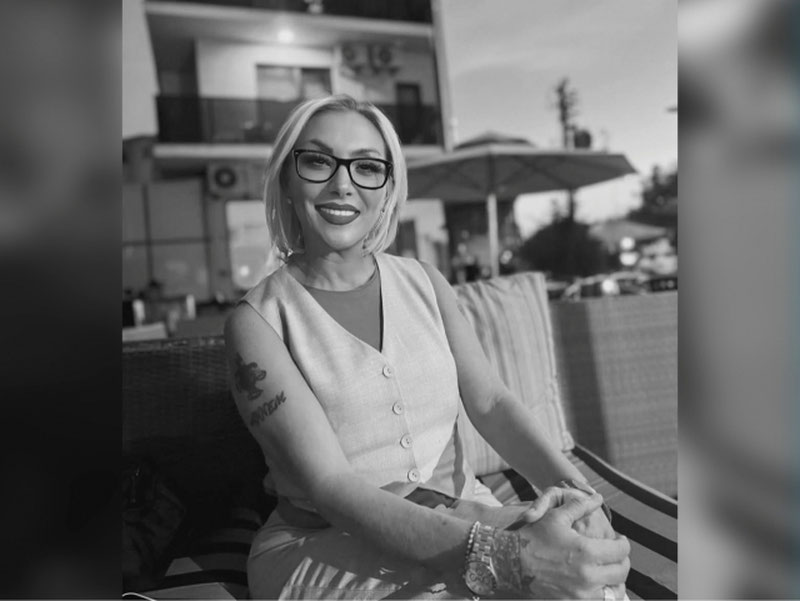 'Turkiyalik xonanda Gul Tut balkondan tushib ketib vafot etdi.'ning rasmi