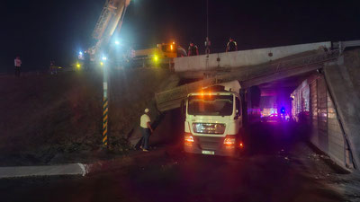 Image of 'A Zangiota truck crashed into a bridge.'
