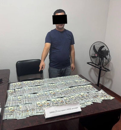 Изрображение 'В Фергане задержан налоговый инспектор с 30 тысячами долларов'