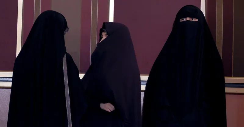 'Eronda ayollar uchun hijob o'rash majburiyati bekor qilindi'ning rasmi