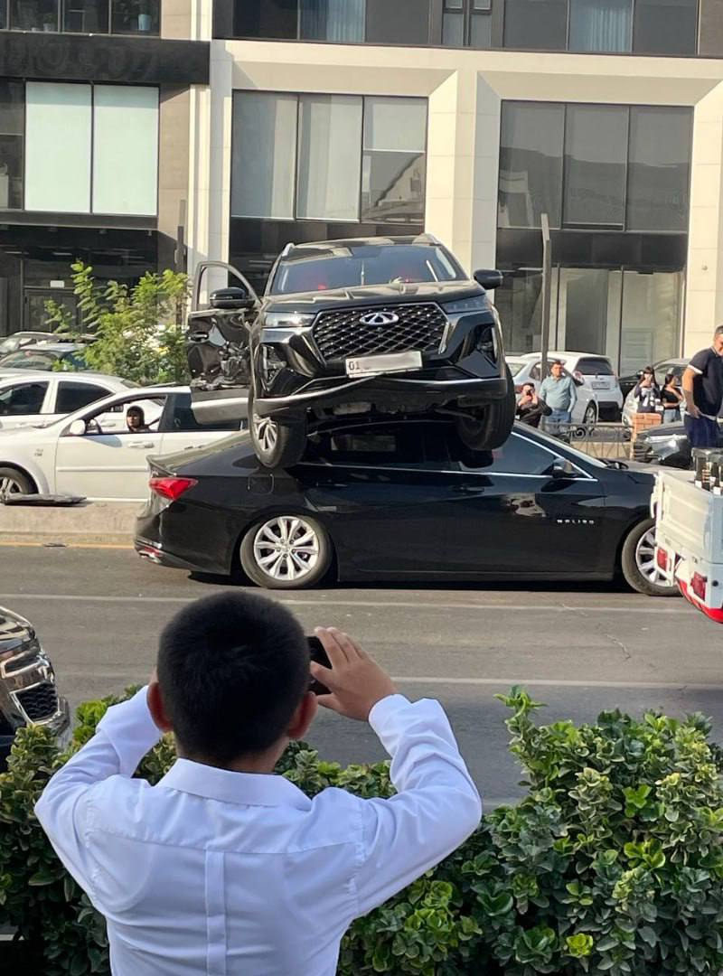 Изрображение 'ДТП в Ташкенте: Chery буквально приземлился на крышу Malibu'