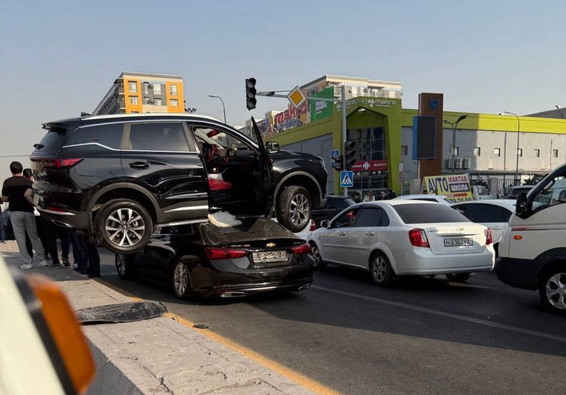 'Toshkentda Chery Malibu ustiga chiqib qoldi'ning rasmi