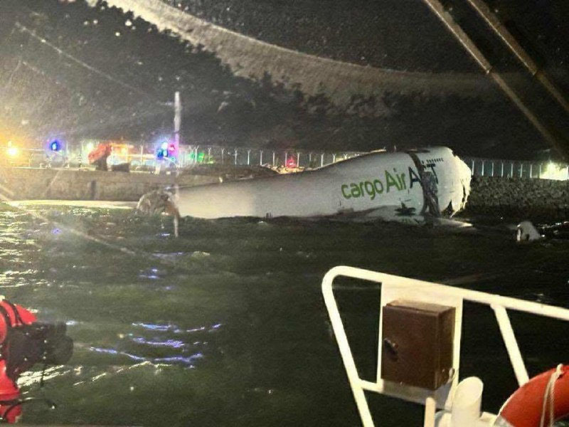 Изрображение 'В аэропорту Гонконга грузовой самолёт упал в воду при посадке: 2 человека погибли'