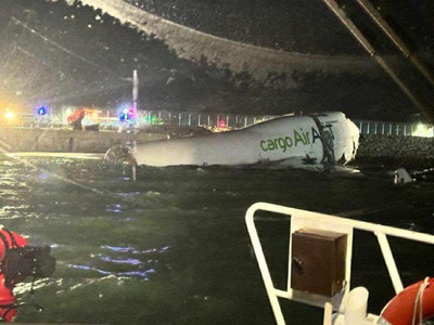 Изрображение 'В аэропорту Гонконга грузовой самолёт упал в воду при посадке: 2 человека погибли'