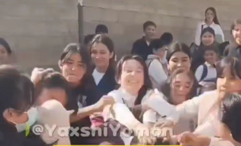 'Samarqandda 9-sinf qizlar yigit talashib bir-birini sochini yulgani aytilmoqda'ning rasmi