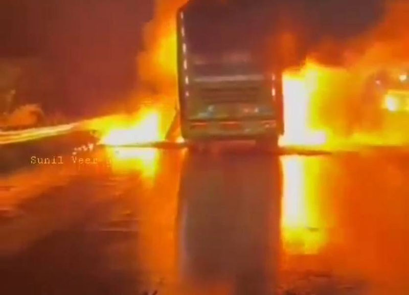 Image of 'A bus caught fire in India, and 20 people were killed.'