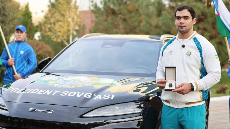 'Jahon chempioni Akbar Joʻrayevga BYD avtomobili sovgʻa qilindi'ning rasmi