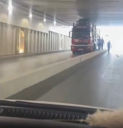 Изрображение 'В Ташкенте автовоз застрял в туннеле (видео)'
