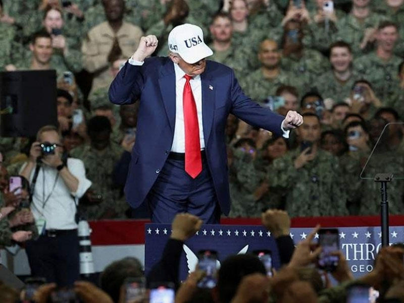 'АҚШ Президенти Япониядаги америкалик ҳарбийлар олдида рақсга тушди'ning rasmi