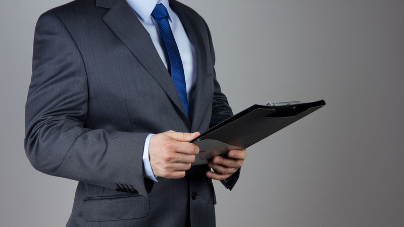 'Mansabdor qarzini so'ragan ayolga tunni ishxonasida birga o'tkazishni taklif qildi.'ning rasmi