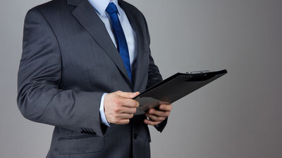 'Mansabdor qarzini so'ragan ayolga tunni ishxonasida birga o'tkazishni taklif qildi.'ning rasmi