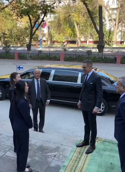 Изрображение 'Президент Финляндии по прибытии в Ташкент посетил с лекцией УМЭД'