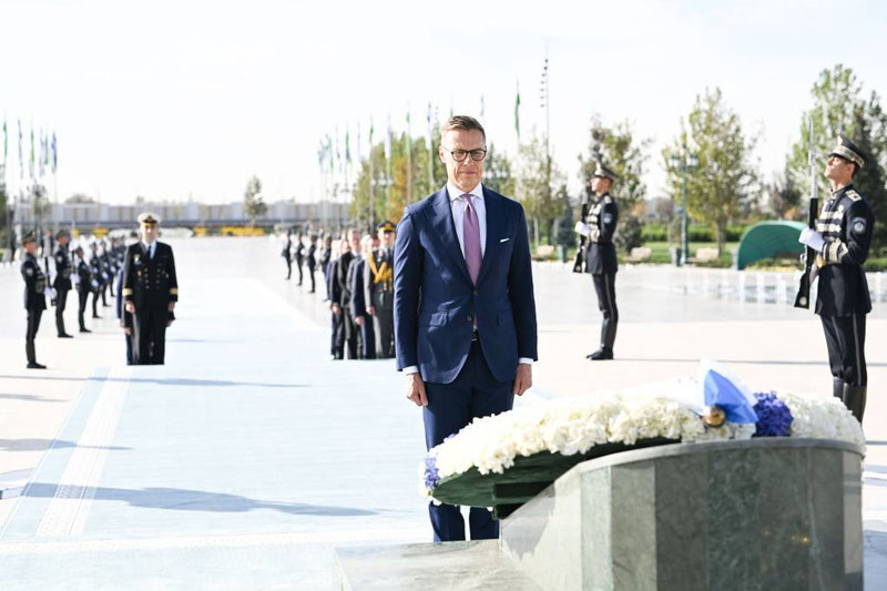 Изрображение 'Президент Финляндии возложил венок к Монументу независимости'