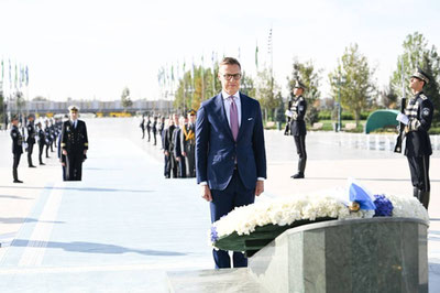 Изрображение 'Президент Финляндии возложил венок к Монументу независимости'