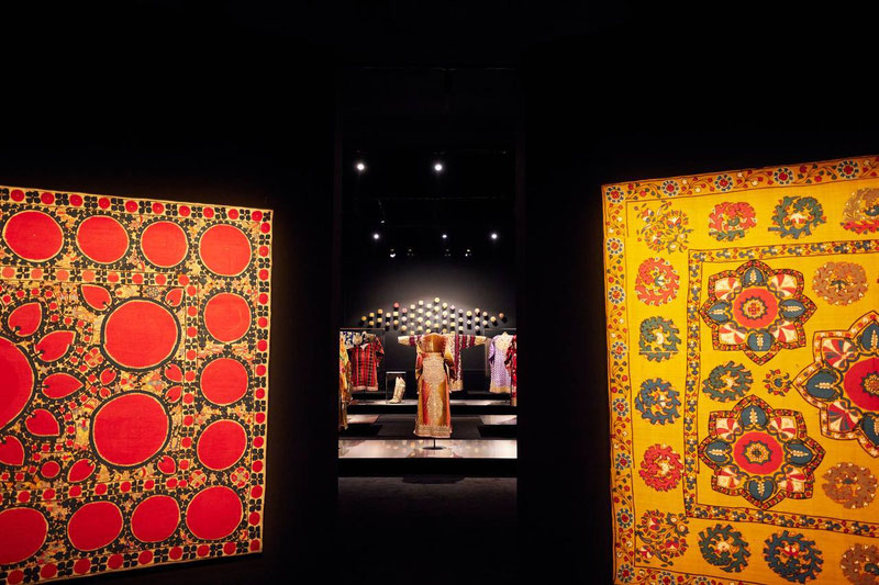 Изрображение 'В Самарканде открылась выставка "Путешествие по вышивкам и швейным традициям Узбекистана"'