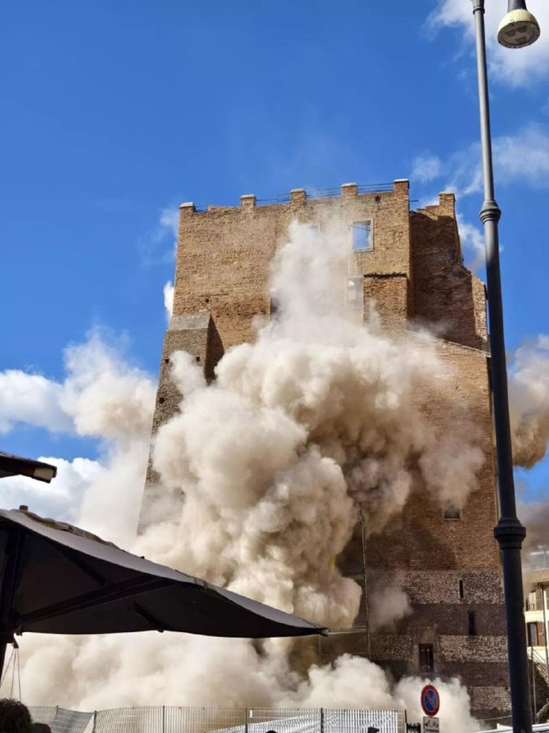 Изрображение 'В историческом центре Рима обрушилась средневековая башня Конти (видео)'