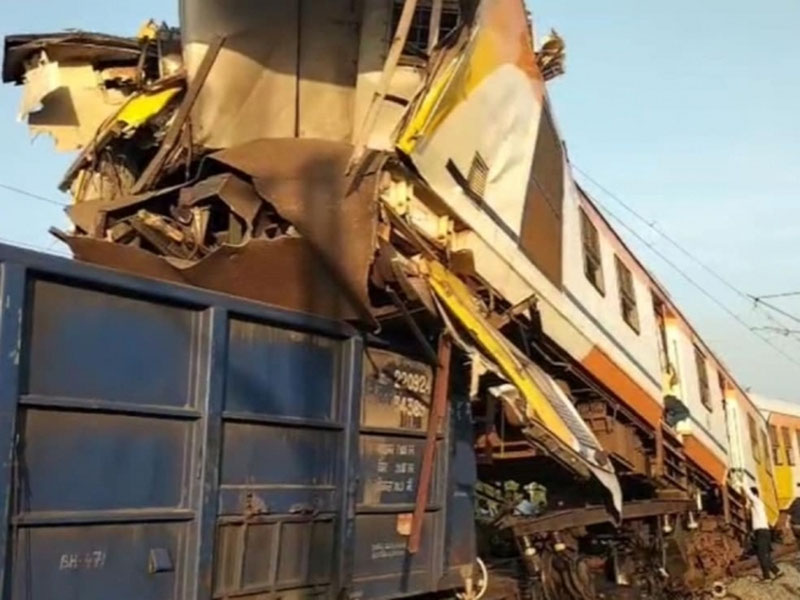 'Ҳиндистонда йўловчи ва юк поездлари тўқнашди'ning rasmi