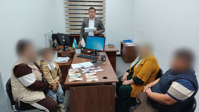 Изрображение 'В Заамине мать погасила долг сына за алименты'