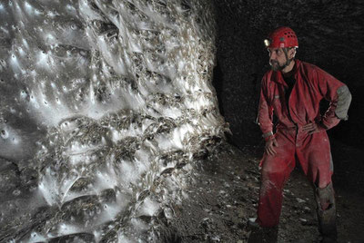 Изрображение 'Ученые обнаружили крупнейшую в мире паутину (видео)'