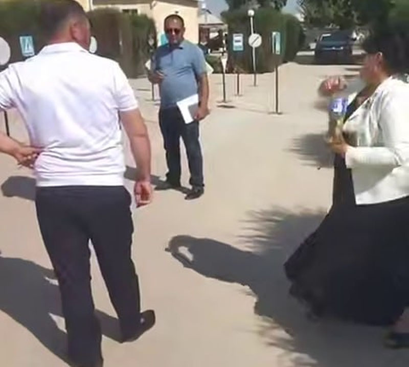 Изрображение 'В Сурхандарье школьный директор угрожала совершить самосожжение?'