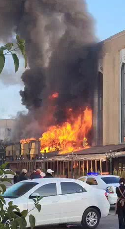 Изрображение 'В Карши пожар в кафе тушили два часа (видео)'