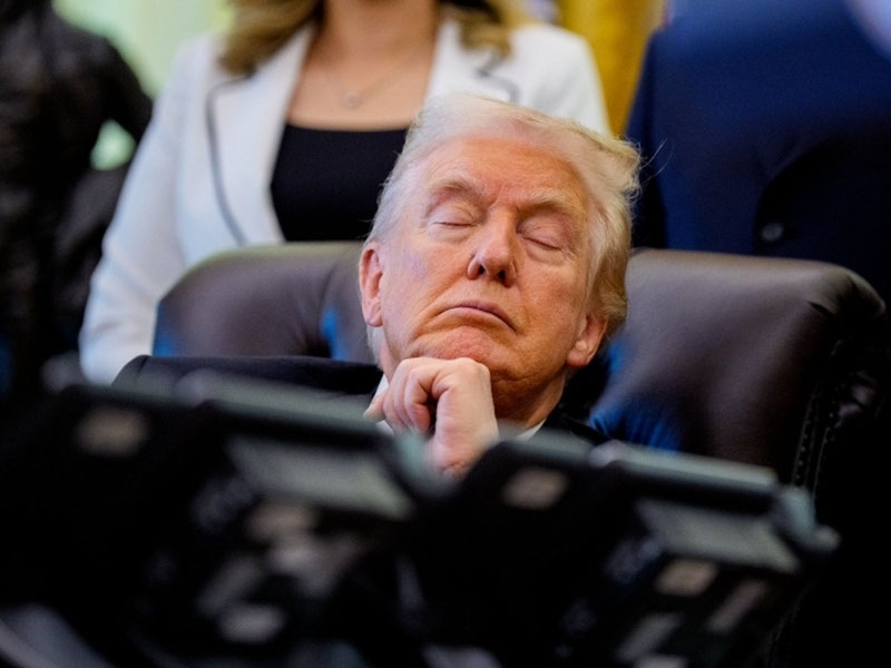 'Трампнинг йиғилишдаги суратлари танқидларга сабаб бўлди'ning rasmi