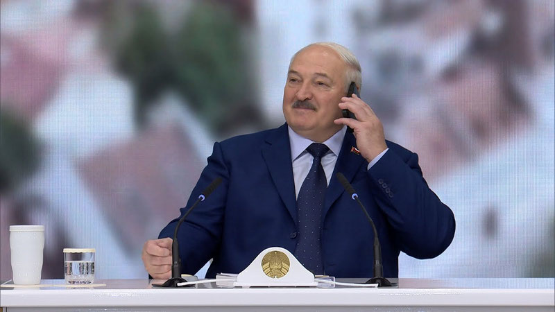 'Lukashenko amaldorlarni simli telefonlardan foydalanishga chaqirdi'ning rasmi