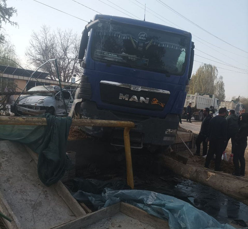 Изрображение 'В Паркентском тумане грузовик повредил газопровод'