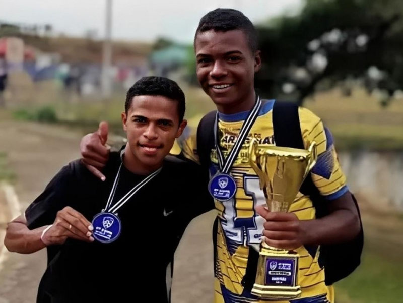 '18 yoshli Braziliyalik futbolchi ukasining tasodifiy o'qi natijasida halok bo'ldi'ning rasmi