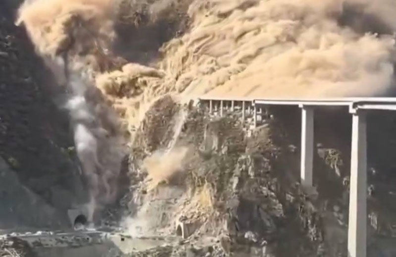 'Xitoyda yaqinda ochilgan koʻprikning bir qismi quladi'ning rasmi