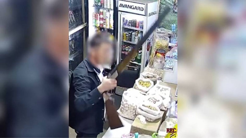 Изрображение 'В Ташкентской области вооруженный мужчина ворвался в магазин и напал на продавщицу'