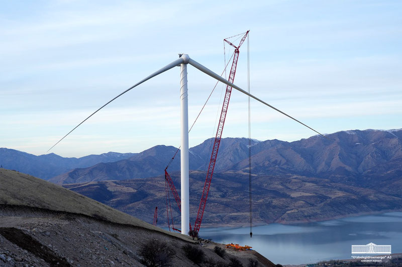 Изрображение 'Минэнерго поделилось кадрами монтажа лопастей гигантского ветрогенератора в Бостанлыке'
