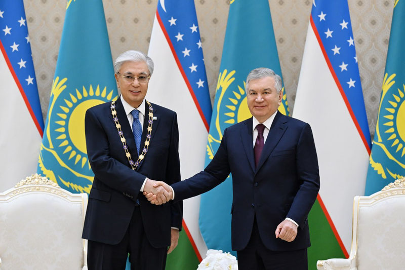 'Мирзиёев Тоқаевни мукофотлади'ning rasmi